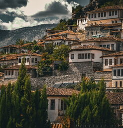 Traditionelle weiße Häuser mit roten Dächern an einem Hang