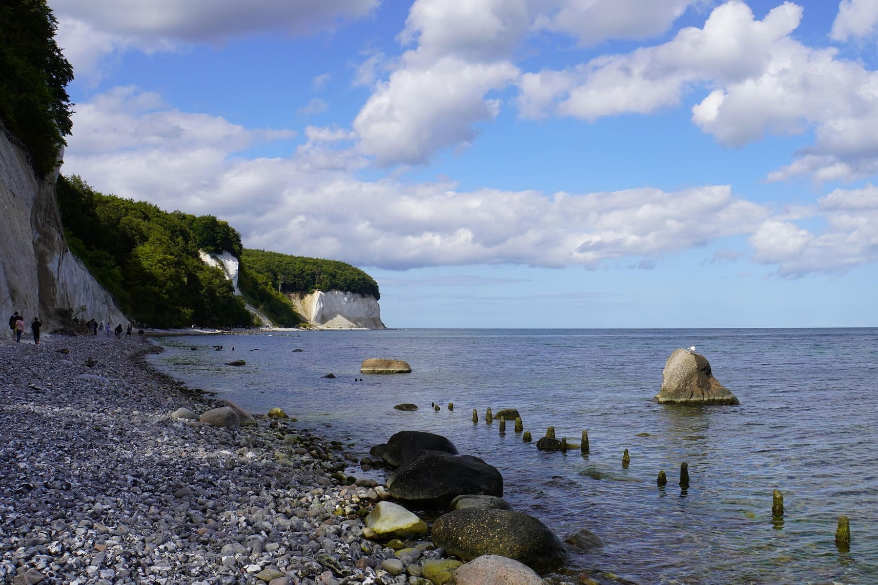 Weiße Kreidefelsen mit Kieselstrand und Blick auf die Ostsee