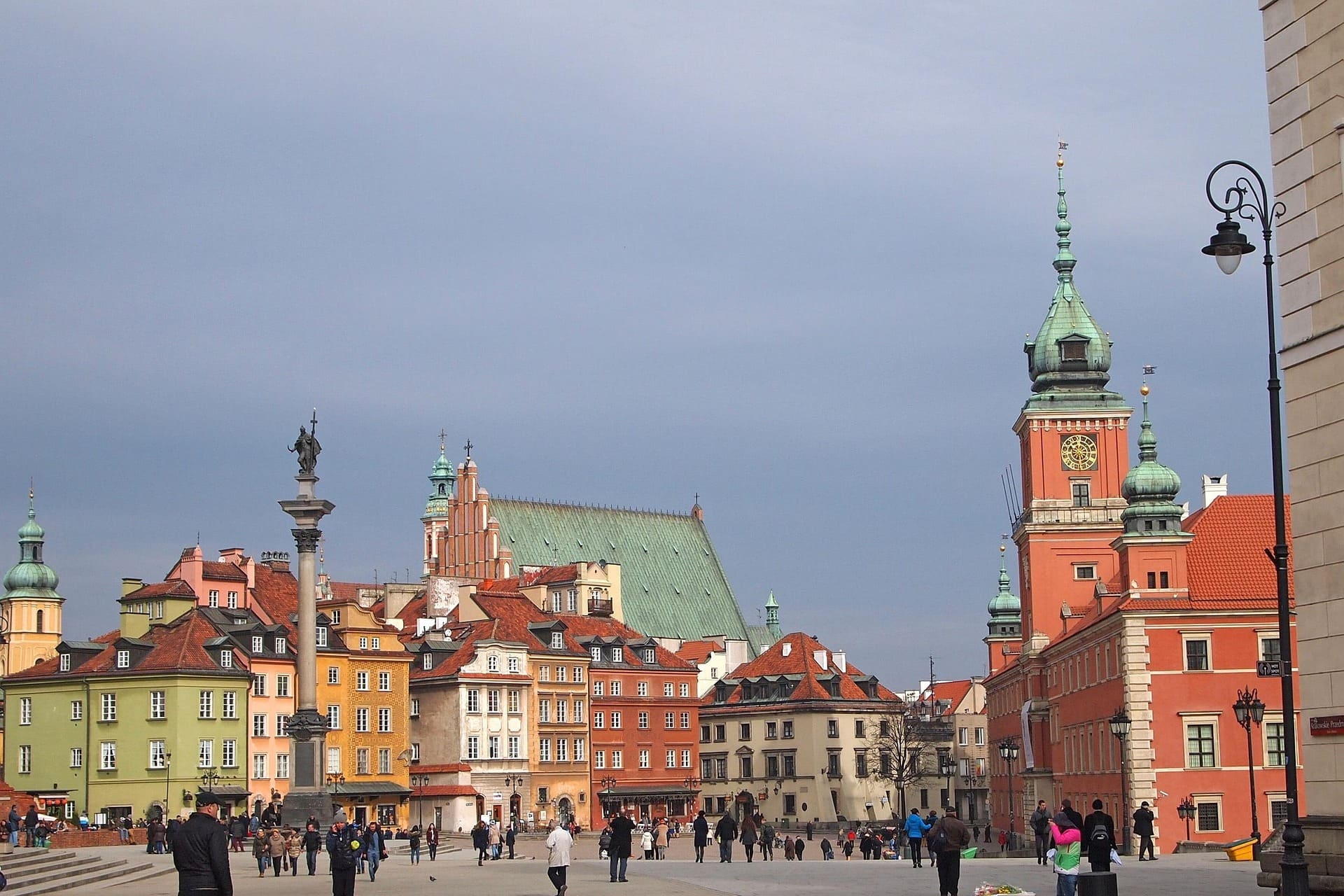 Bunte historische Häuser, Sigismundsäule und Königsschloss in Warschau, Polen