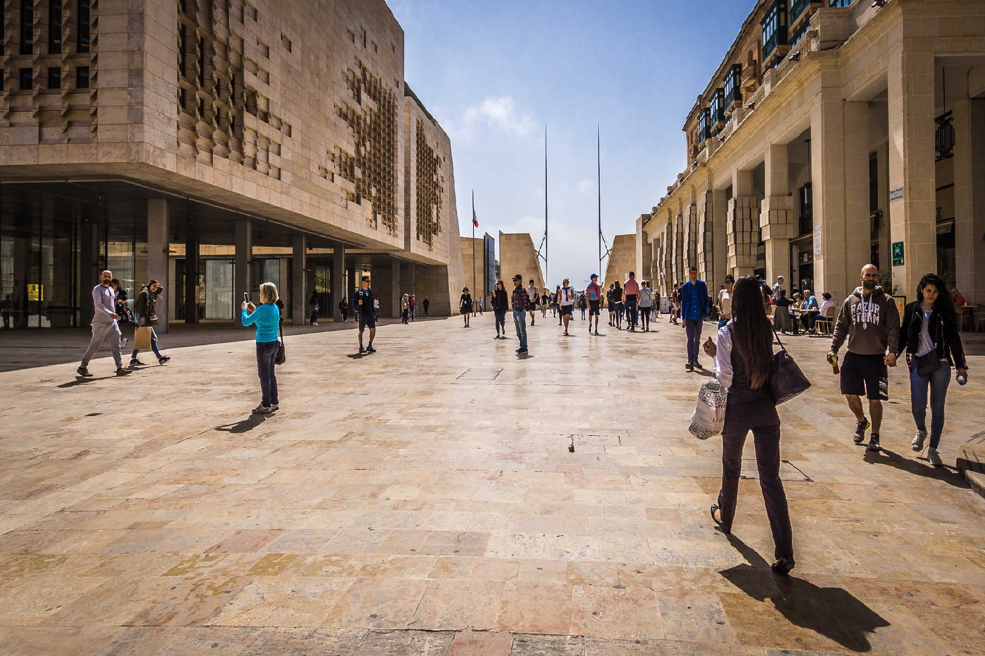 Menschen auf dem Platz vor dem modernen Parlamentsgebäude in Valletta