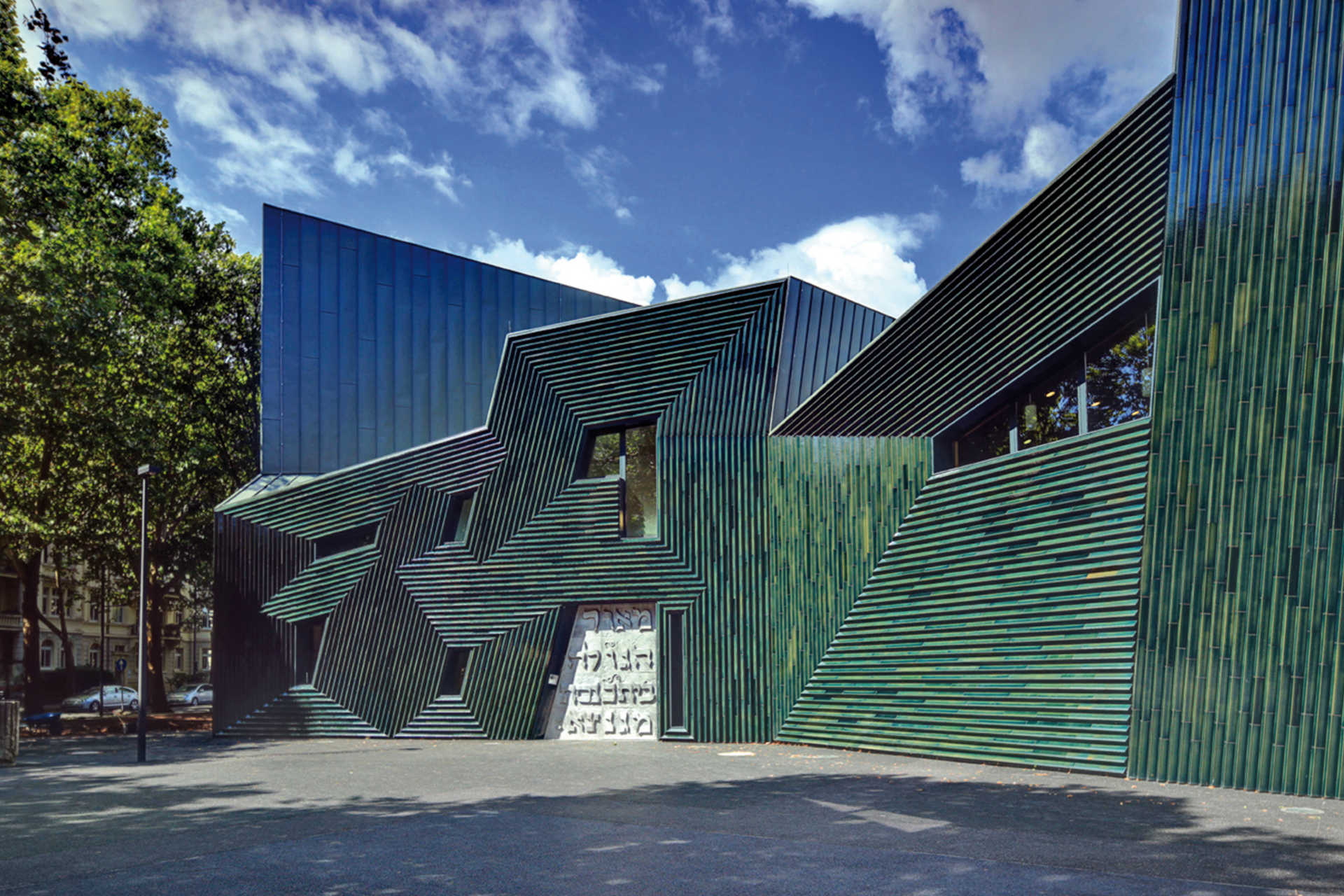 Moderne Fassade des Jüdischen Museums München mit geometrischer Linienstruktur