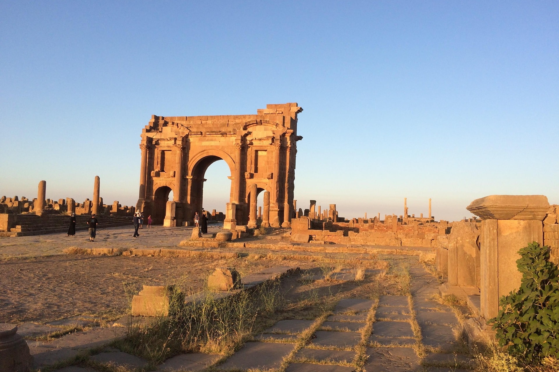 Antiker römischer Triumphbogen aus Stein im warmen Abendlicht
