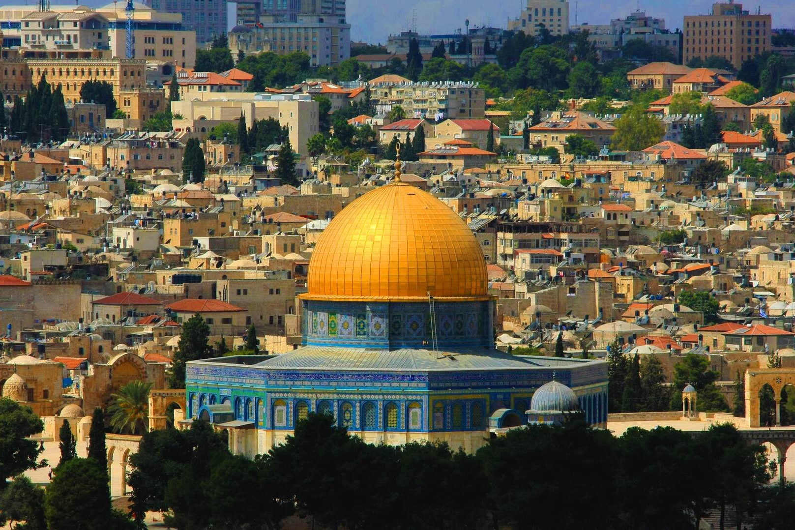 Blaue Moschee mit goldener Kuppel vor Häusern der Jerusalemer Altstadt