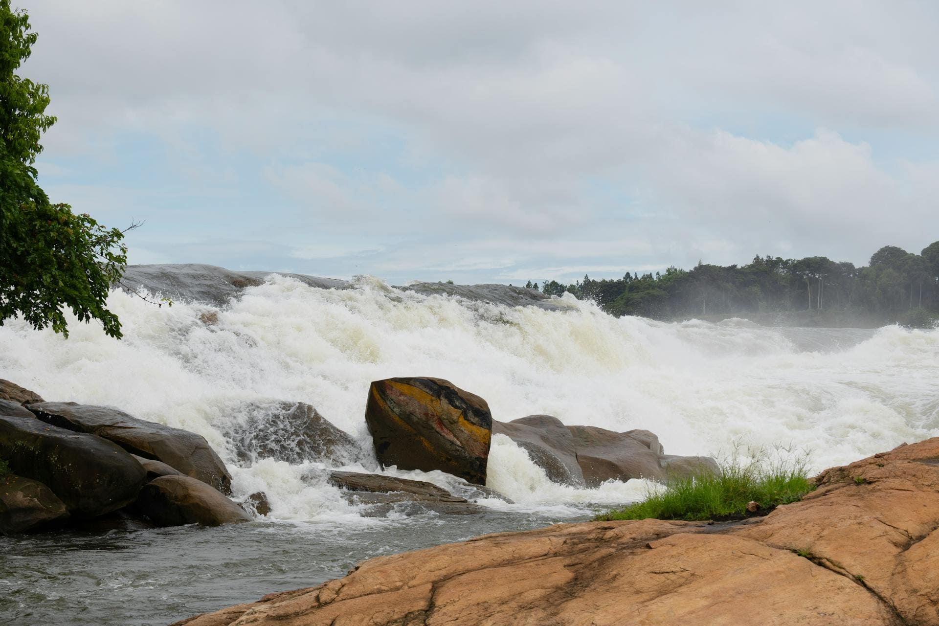 Wilde Stromschnellen und Felsen an den Katarakten des Nils