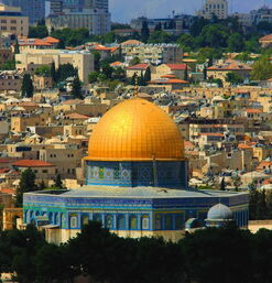 Blaue Moschee mit goldener Kuppel vor Häusern der Jerusalemer Altstadt