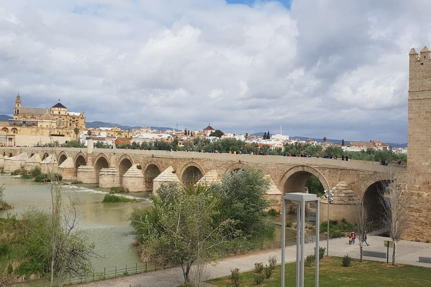 Steinbrücke über den Fluss Guadalquivir mit Torbau und Blick auf die Altstadt von Córdoba