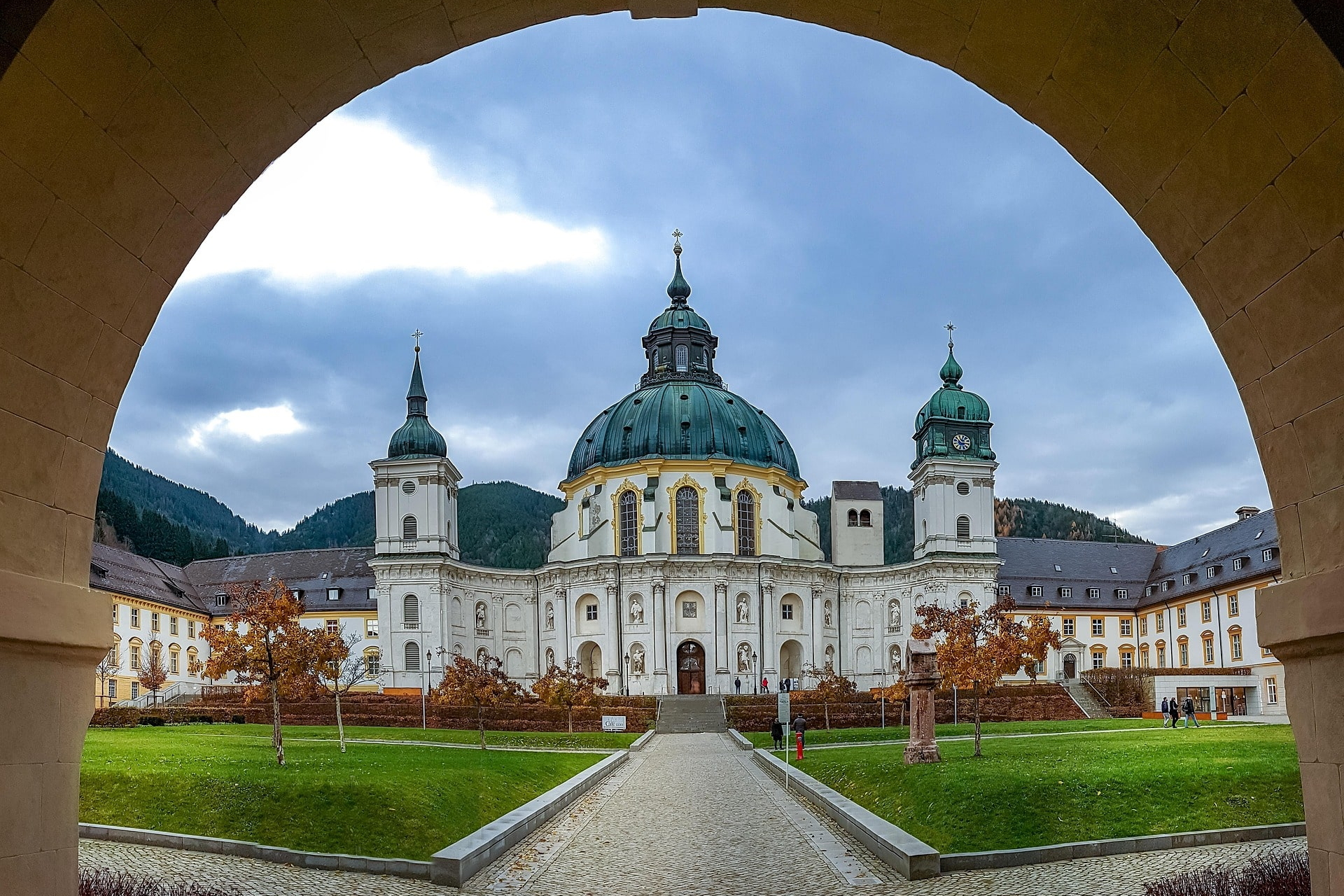 Prächtige Klosteranlage mit Kuppel und Türmen im Innenhof