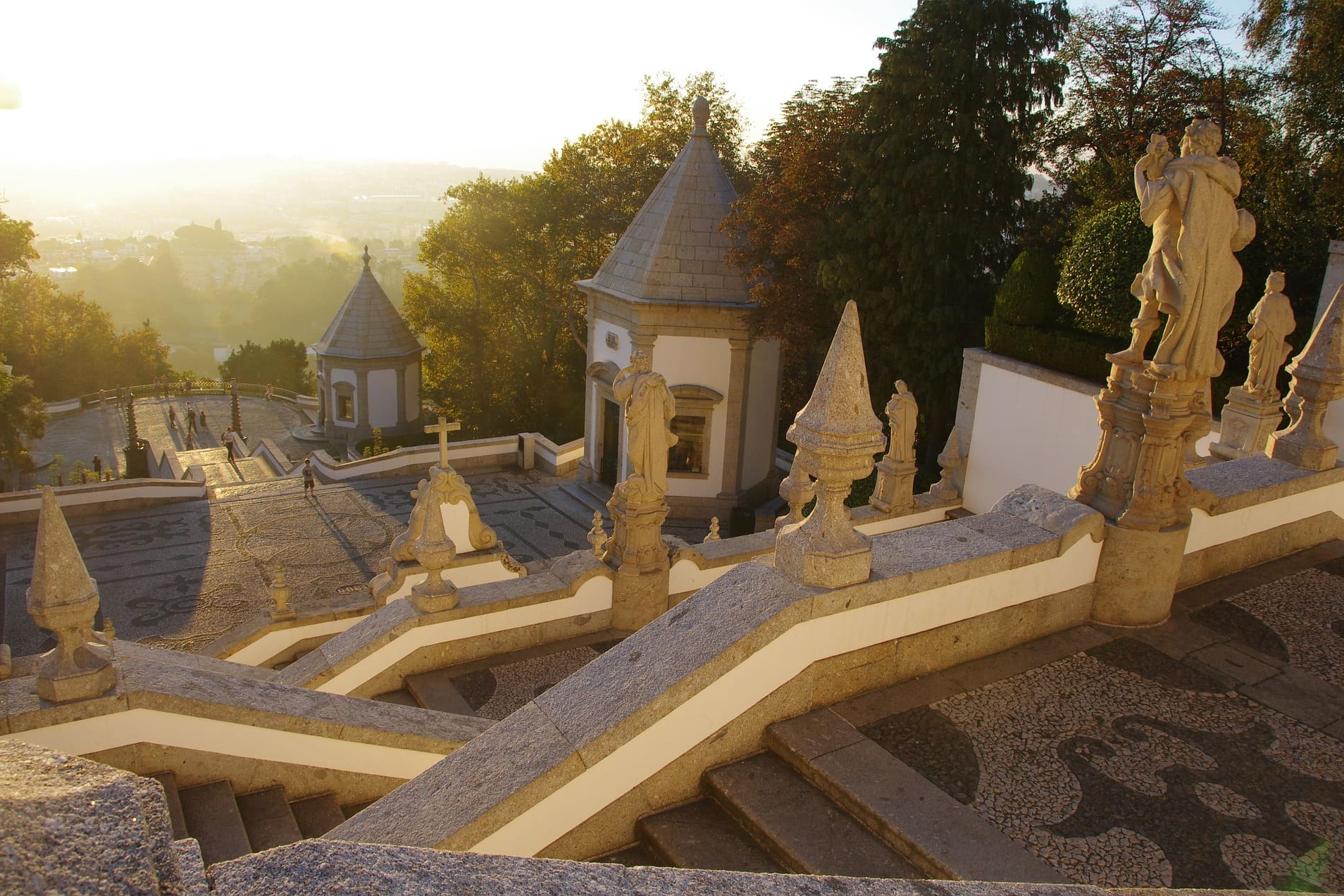 Barocke Wallfahrtskirche mit monumentaler Treppe in Braga, Portugal