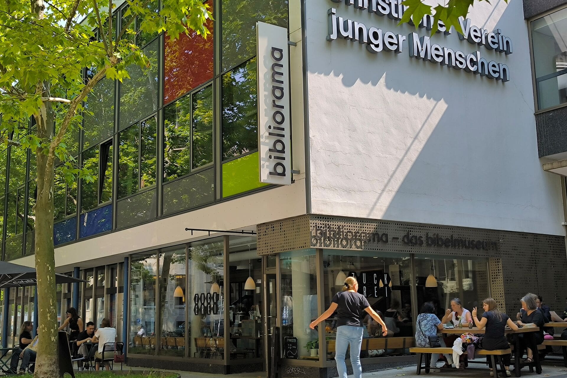 Modernes Glasgebäude mit Café und Bibelmuseum in Stuttgart