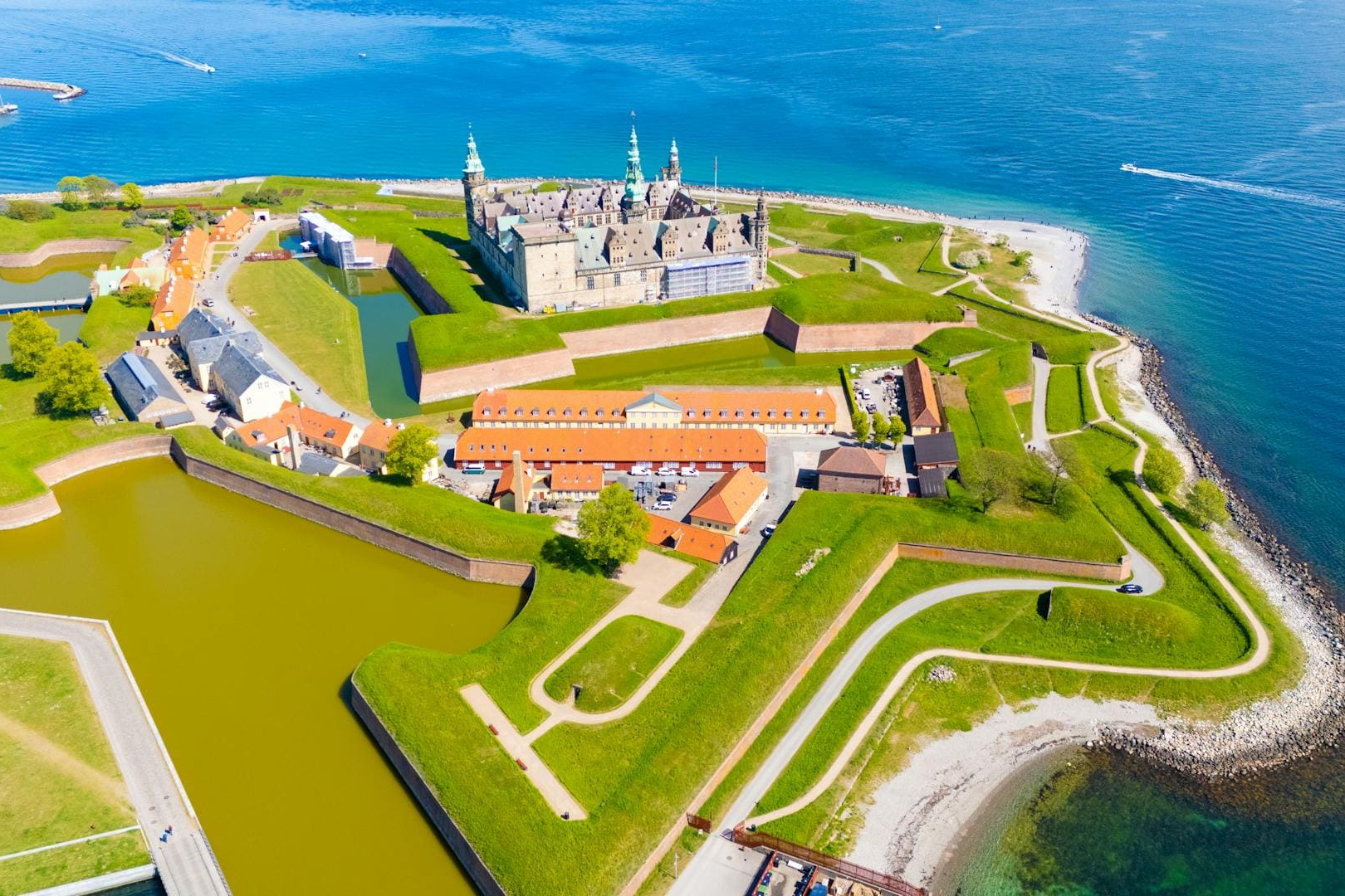 Luftaufnahme der Festung Kronborg mit Gräben und Blick auf die Ostsee