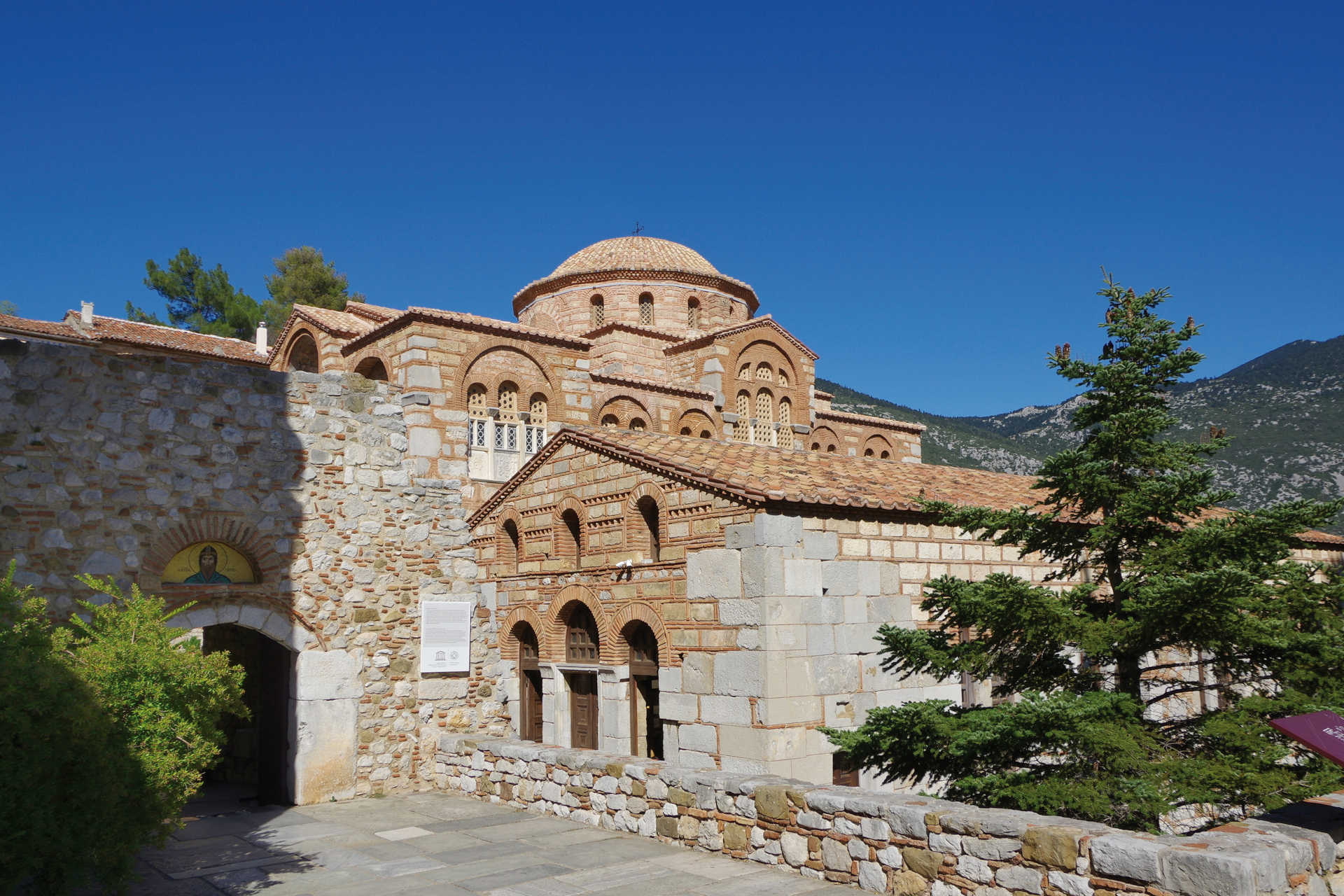 Byzantinisches Kloster Hosios Lukas mit Kuppelkirche und Mauer in Griechenland