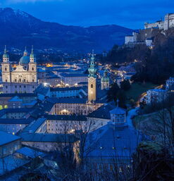 Beleuchtete Altstadt mit Dom und Festung im Abendlicht