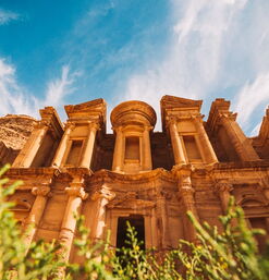 Monumentale Nabatäer-Fassade in Petra, Jordanien, mit dramatischem Himmel