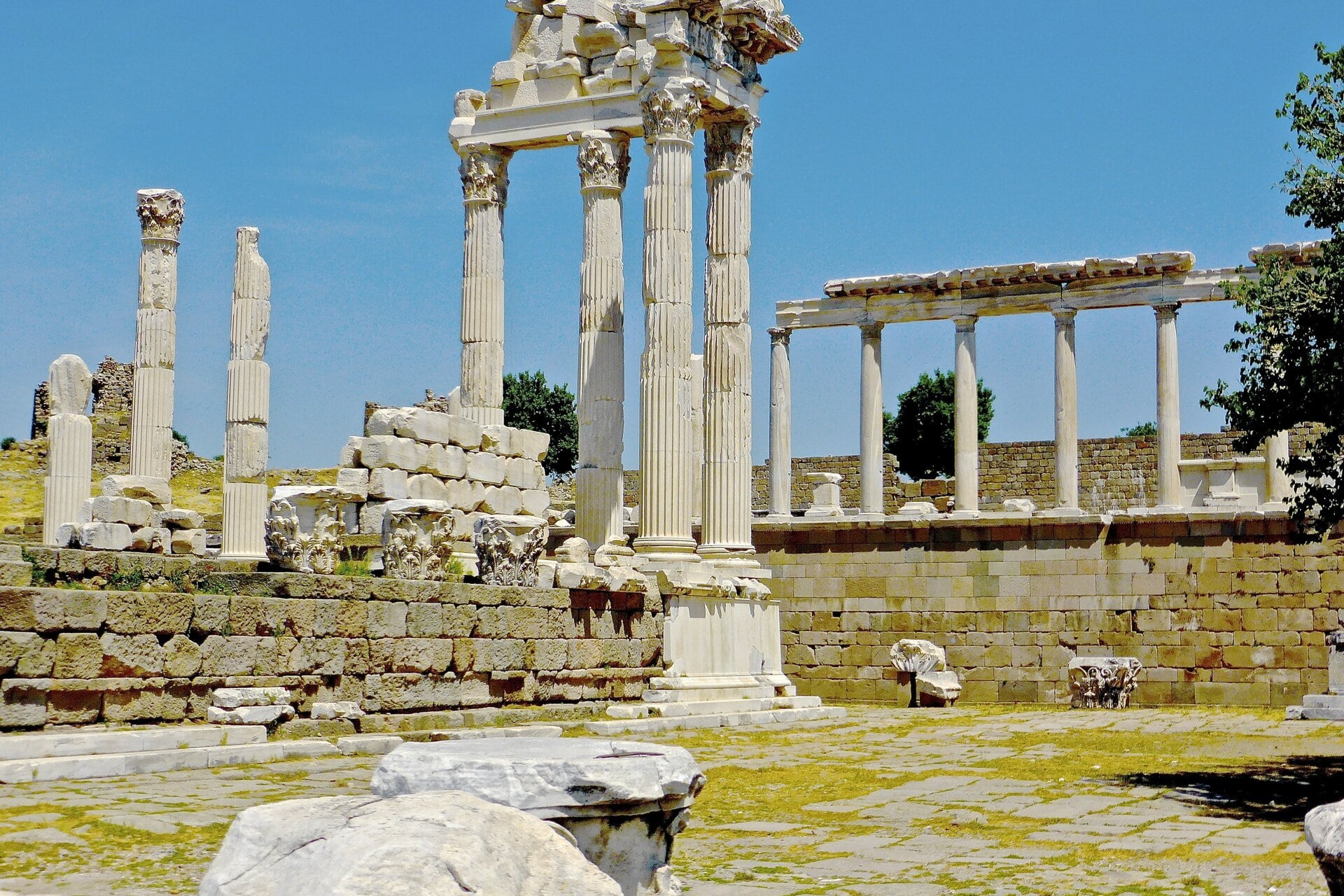 Ruinen mit hohen Marmorsäulen und Mauerresten unter blauem Himmel