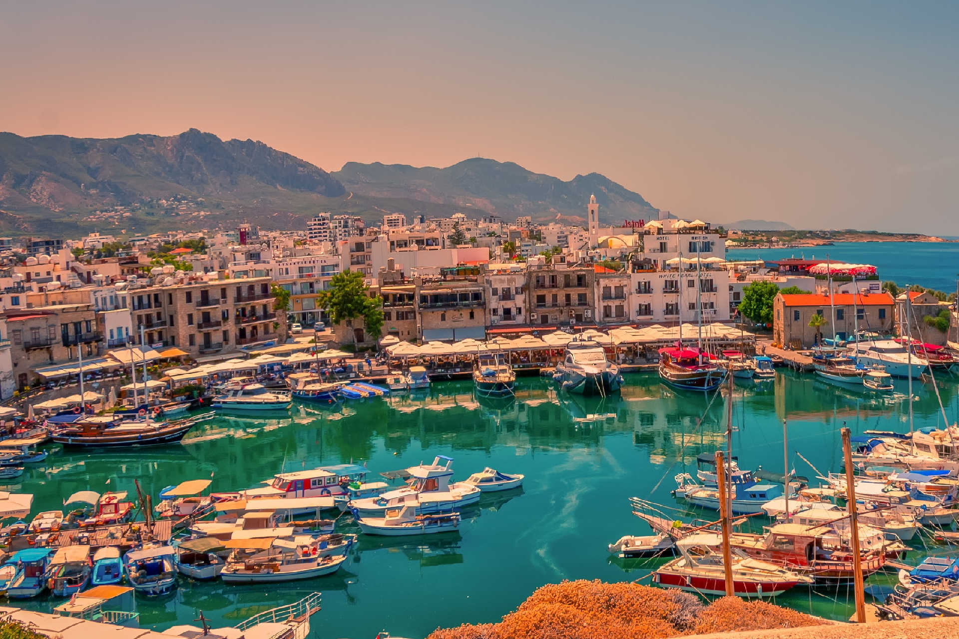 Blick auf den historischen Hafen von Kyrenia mit Booten und Altstadtgebäuden