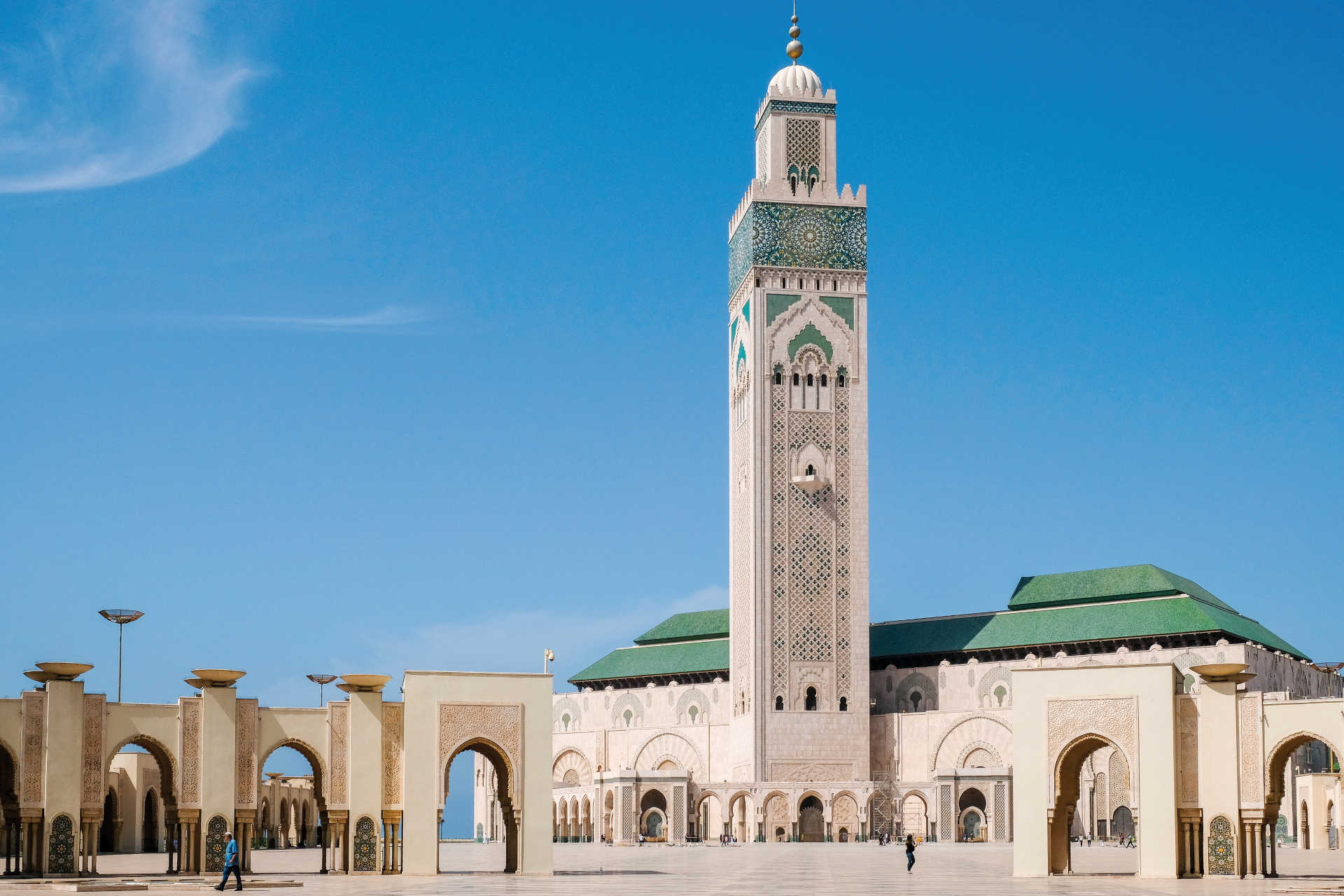 Große Moschee mit Minarett und grünen Kacheln am Atlantik in Casablanca, Marokko