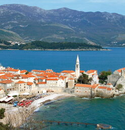 Mittelalterliche Altstadt von Budva an der Adriaküste mit Stadtmauer und Glockenturm