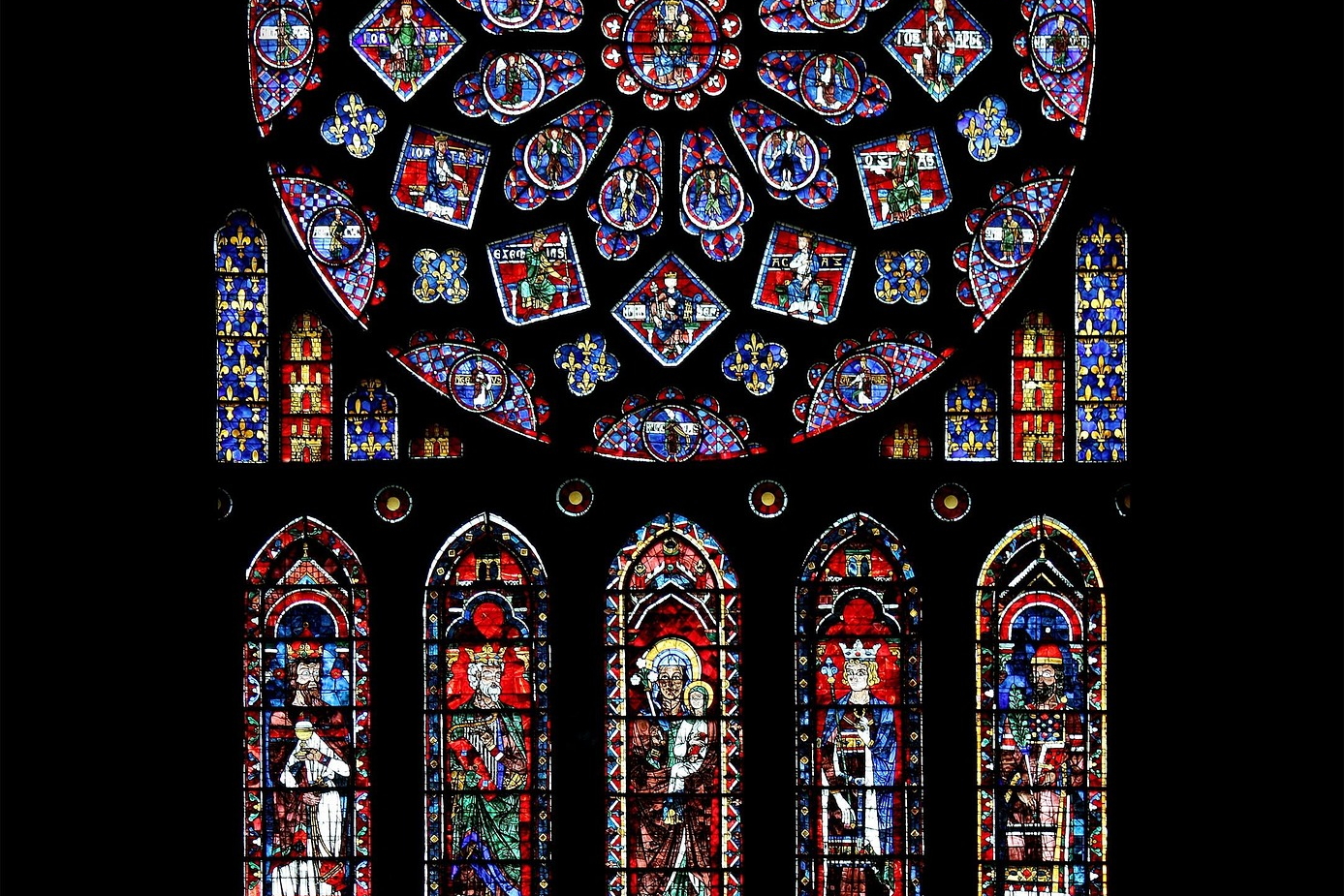 Buntes Rosettenfenster mit Maßwerk und Szenen aus dem Leben Christi in Notre-Dame