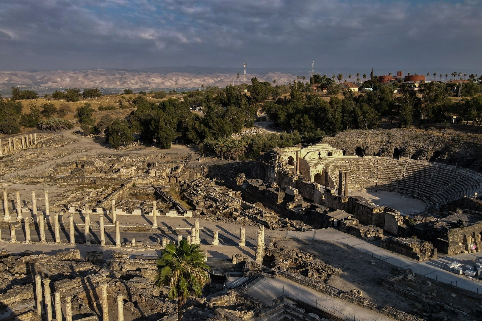 Antikes Theater und Säulenstraßen mit Bergen im Hintergrund