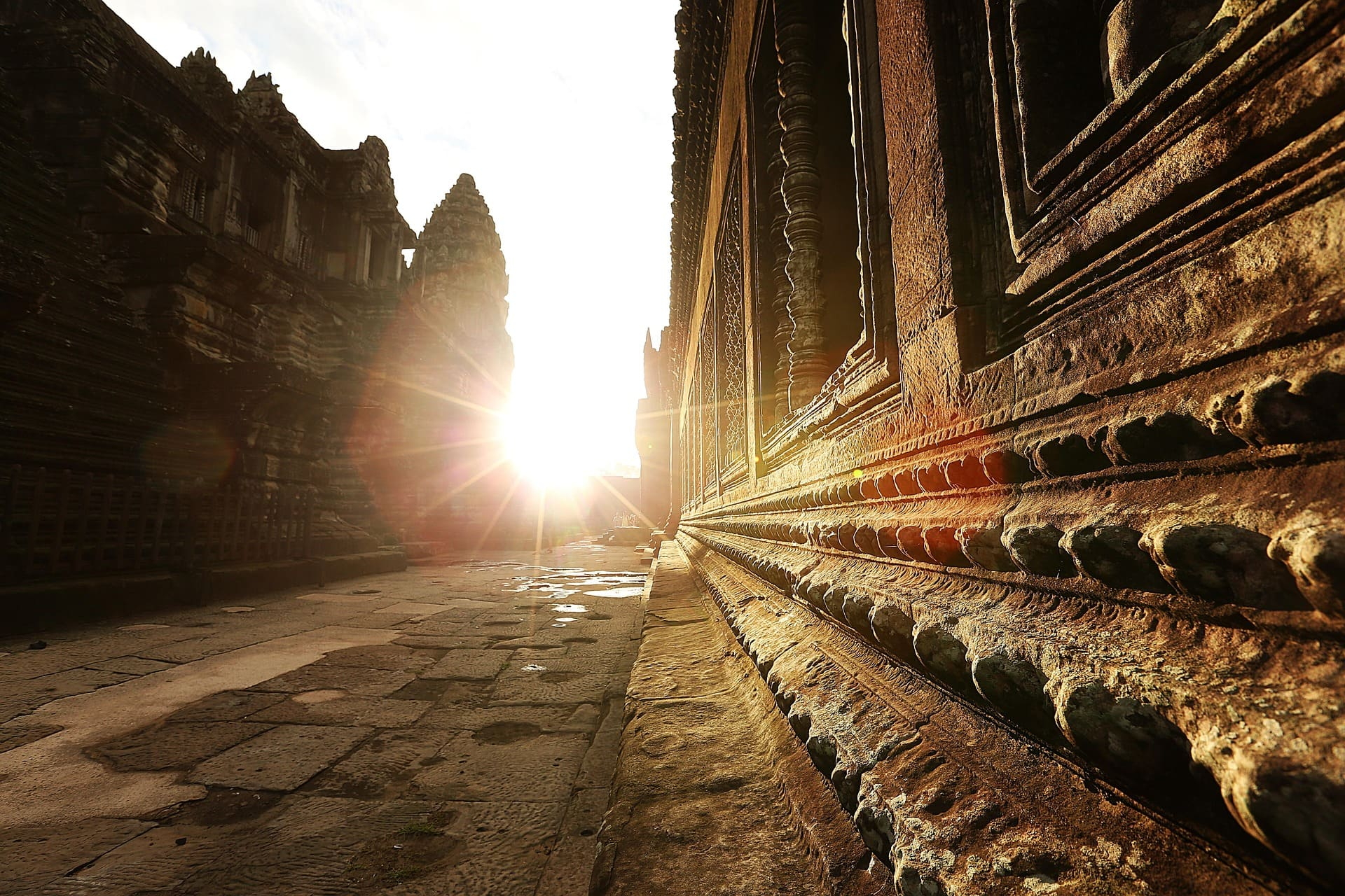 Sonnenstrahlen zwischen alten Tempelmauern von Angkor Wat in Kambodscha