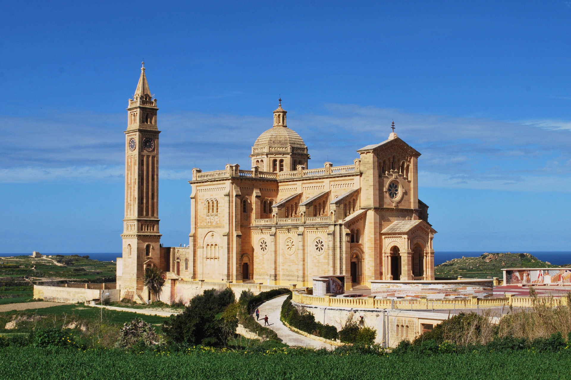 Blick auf die Basilika Ta’ Pinu mit freistehendem Glockenturm auf Gozo