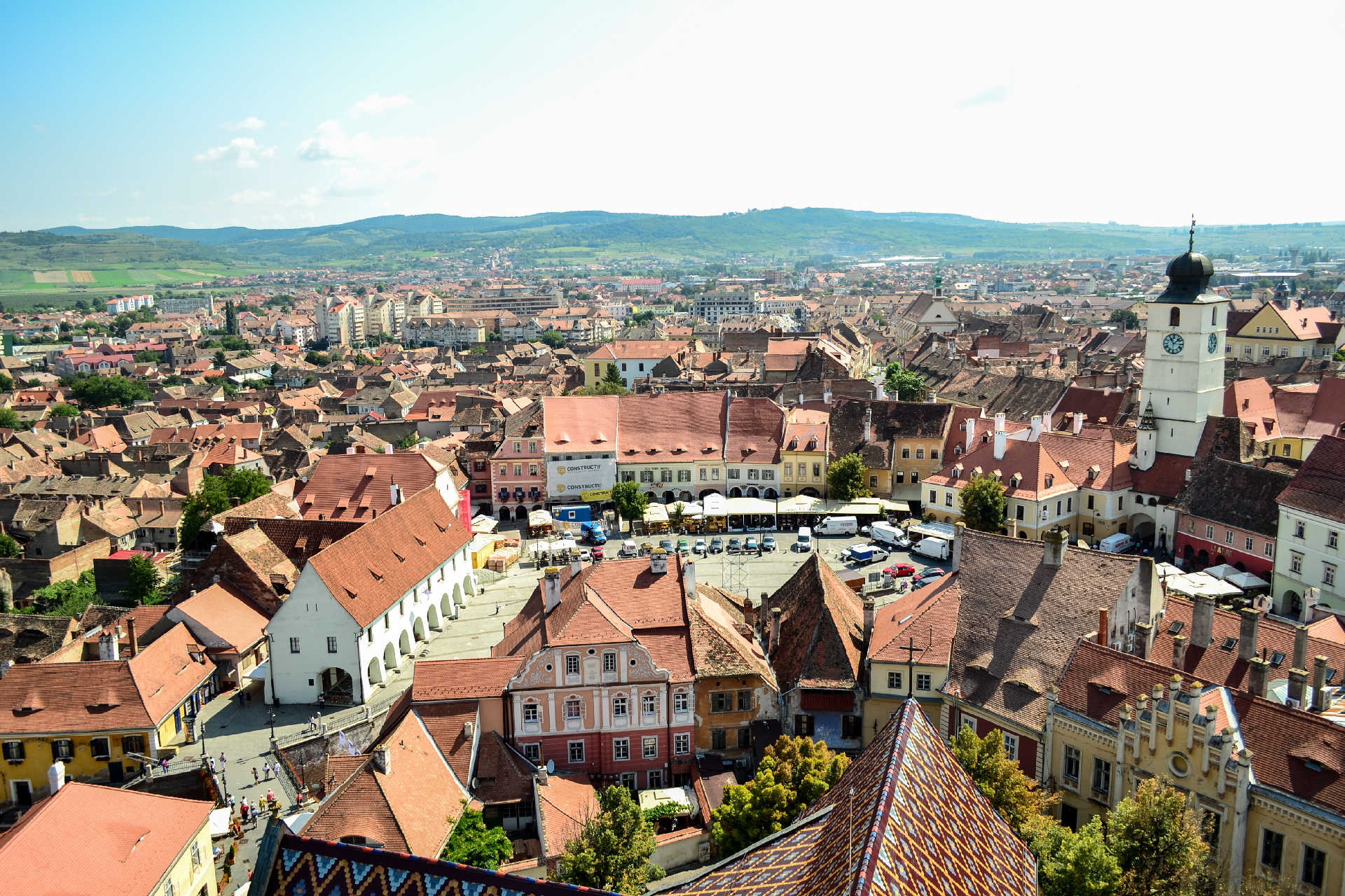 Blick auf den Großen Ring und Uhrturm in der Altstadt von Sibiu in Siebenbürgen