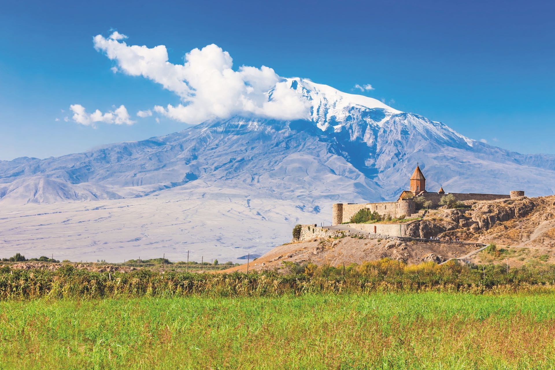 Kloster Chor Wirap auf Hügel vor schneebedecktem Berg Ararat in Armenien