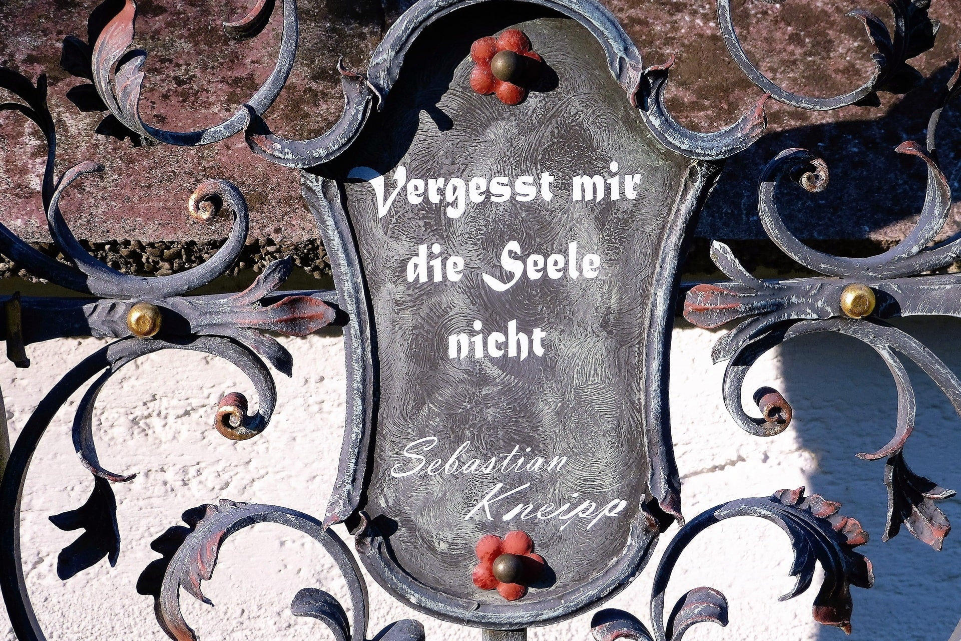 Metallschild mit Inschrift vergisst mir die Seele nicht
