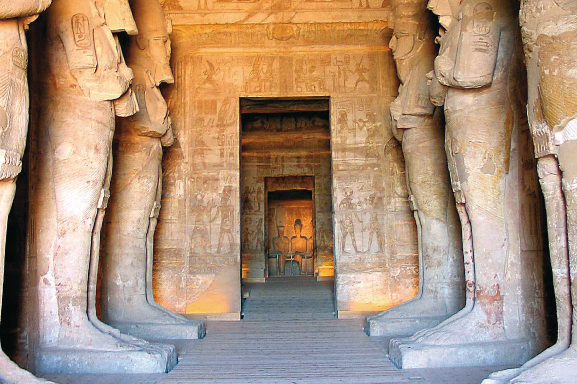 Innenraum des Großen Tempels von Abu Simbel mit stehenden Kolossalfiguren