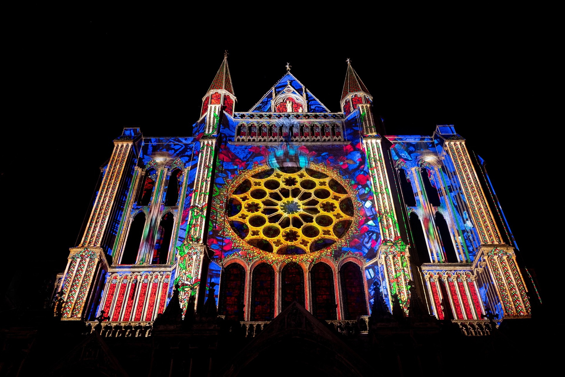 Buntes Rosettenfenster mit Maßwerk und Szenen aus dem Leben Christi in Notre-Dame