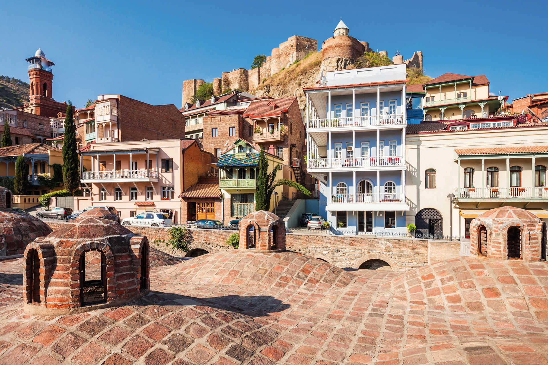 Historische Häuser mit Holzbalkonen in Tiflis vor der Festung Nariqala