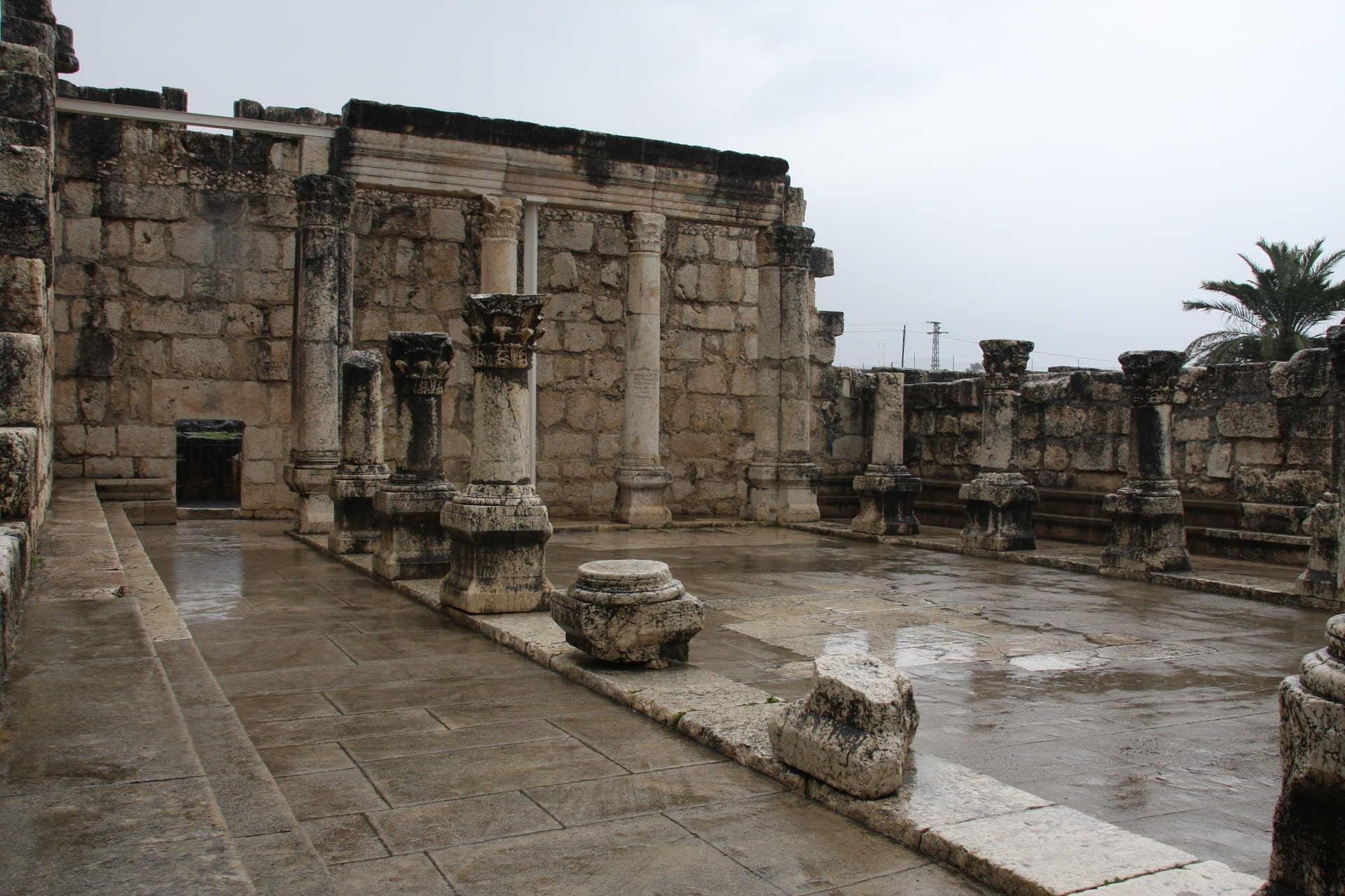 Steinerne Säulen und Mauern einer antiken Synagoge bei Regen
