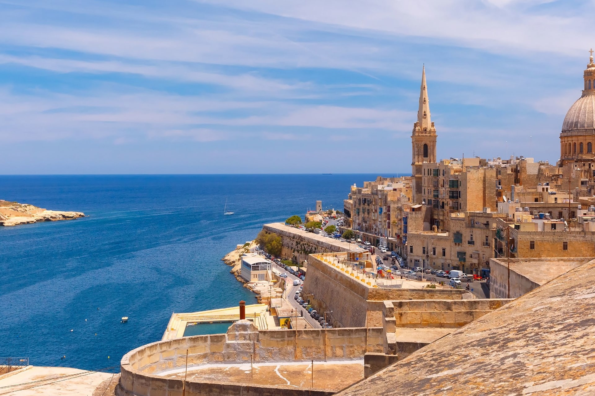 Blick auf die historische Altstadt von Valletta mit Kirchenkuppeln und Festungsmauern am Mittelmeer
