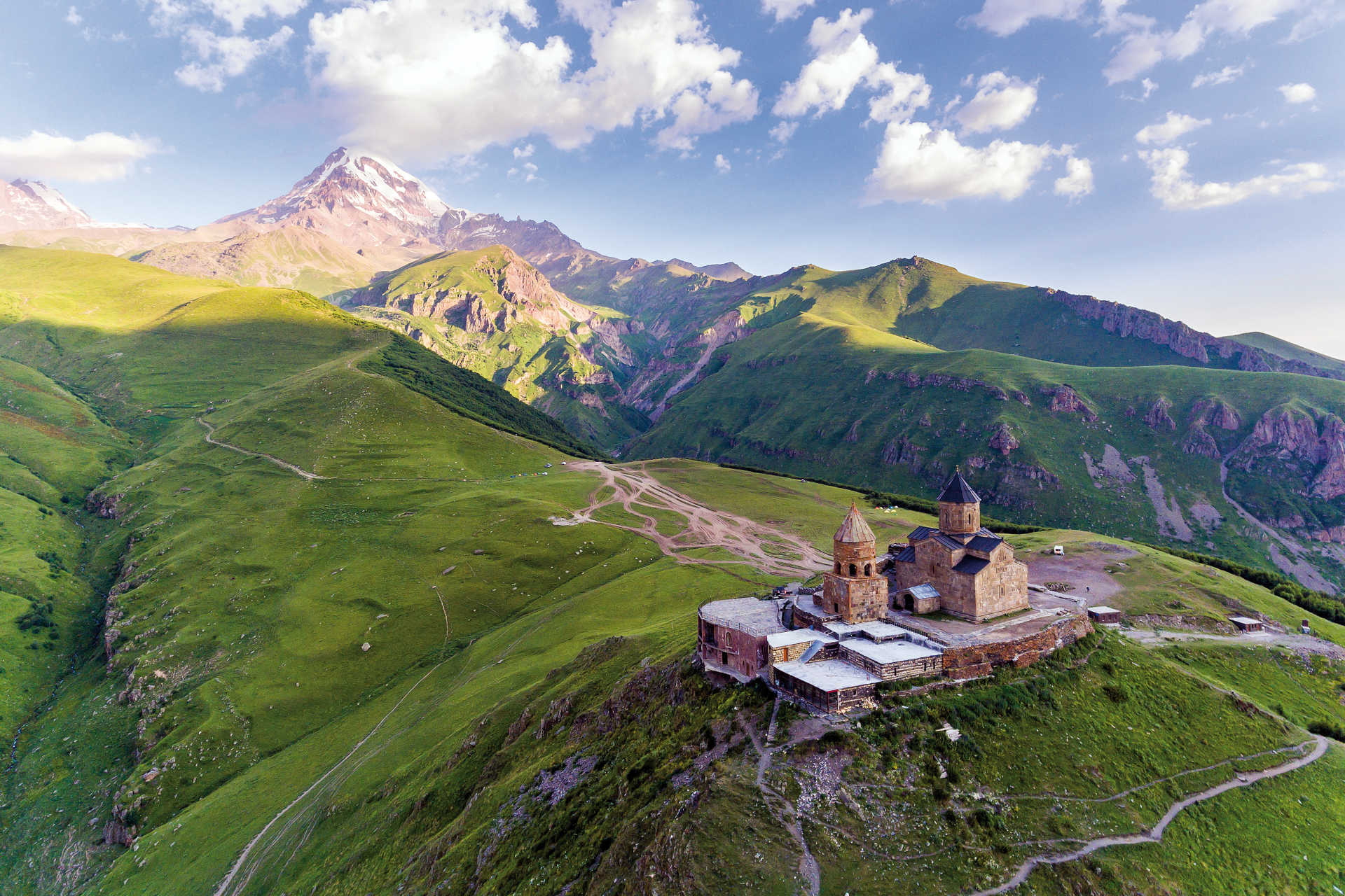 Kirche von Gergeti auf Hügel vor dem schneebedeckten Berg Kasbek in Georgien