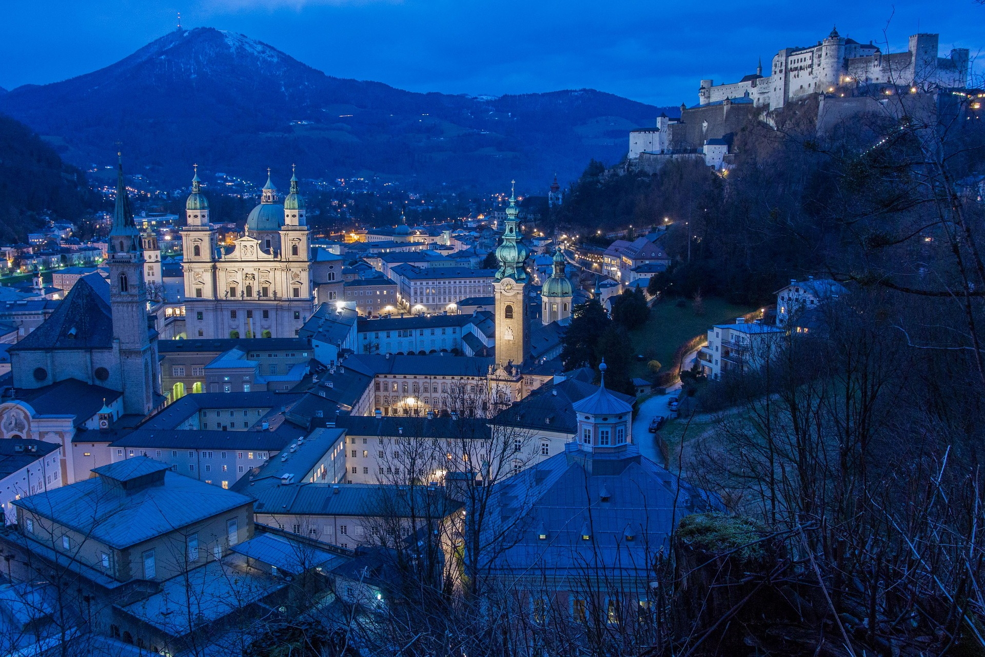 Beleuchtete Altstadt mit Dom und Festung im Abendlicht