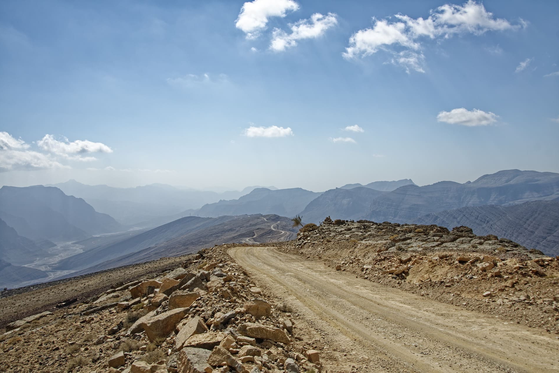 Unbefestigte Bergstraße mit Blick auf das Hadschar-Gebirge im Oman