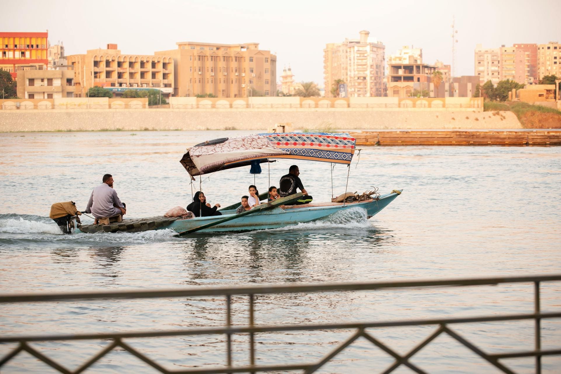 Kleine Bootsfahrt auf dem Nil mit Blick auf die Uferpromenade