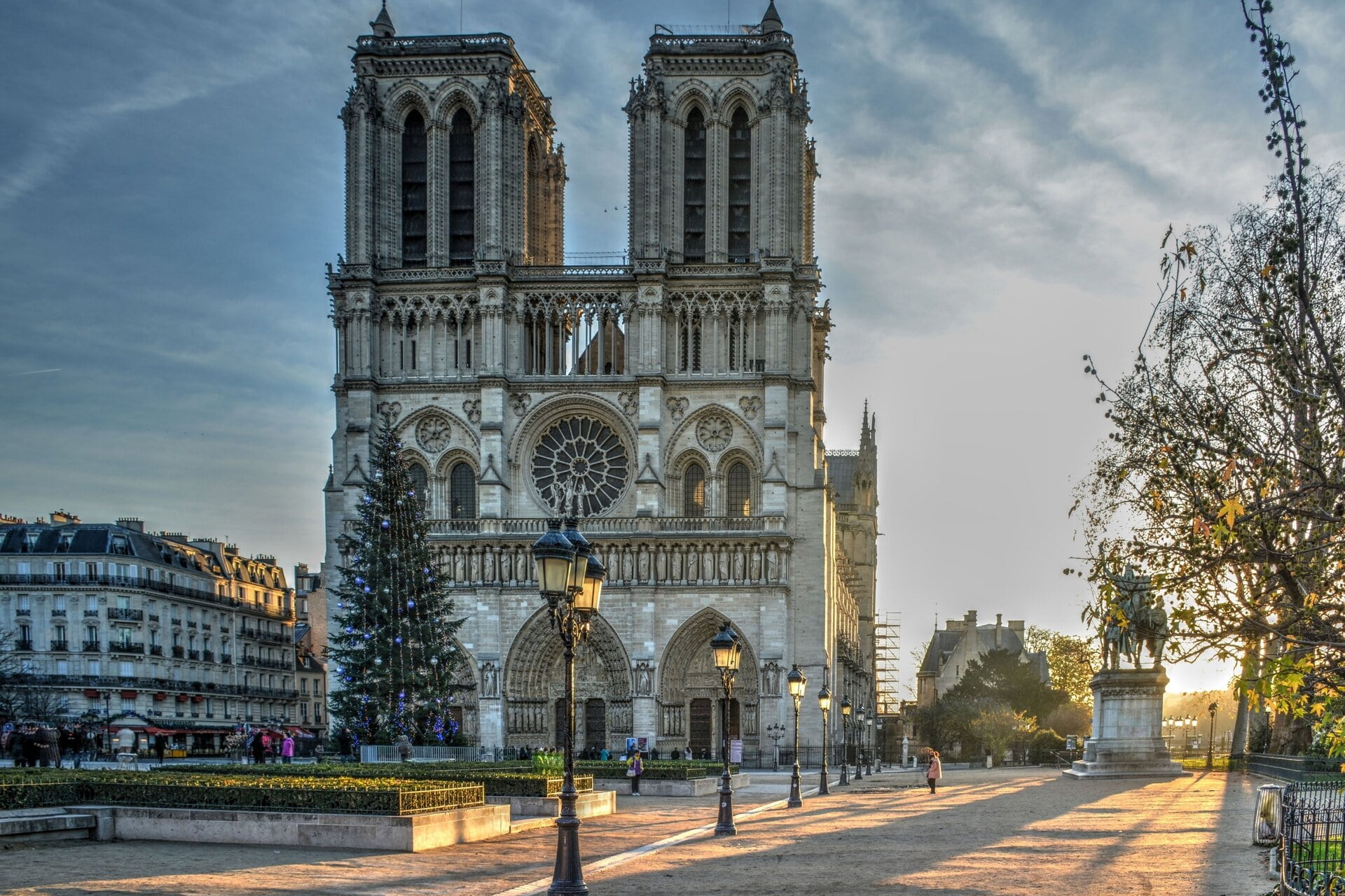 Fassade der Kathedrale Notre-Dame in Paris im Abendlicht