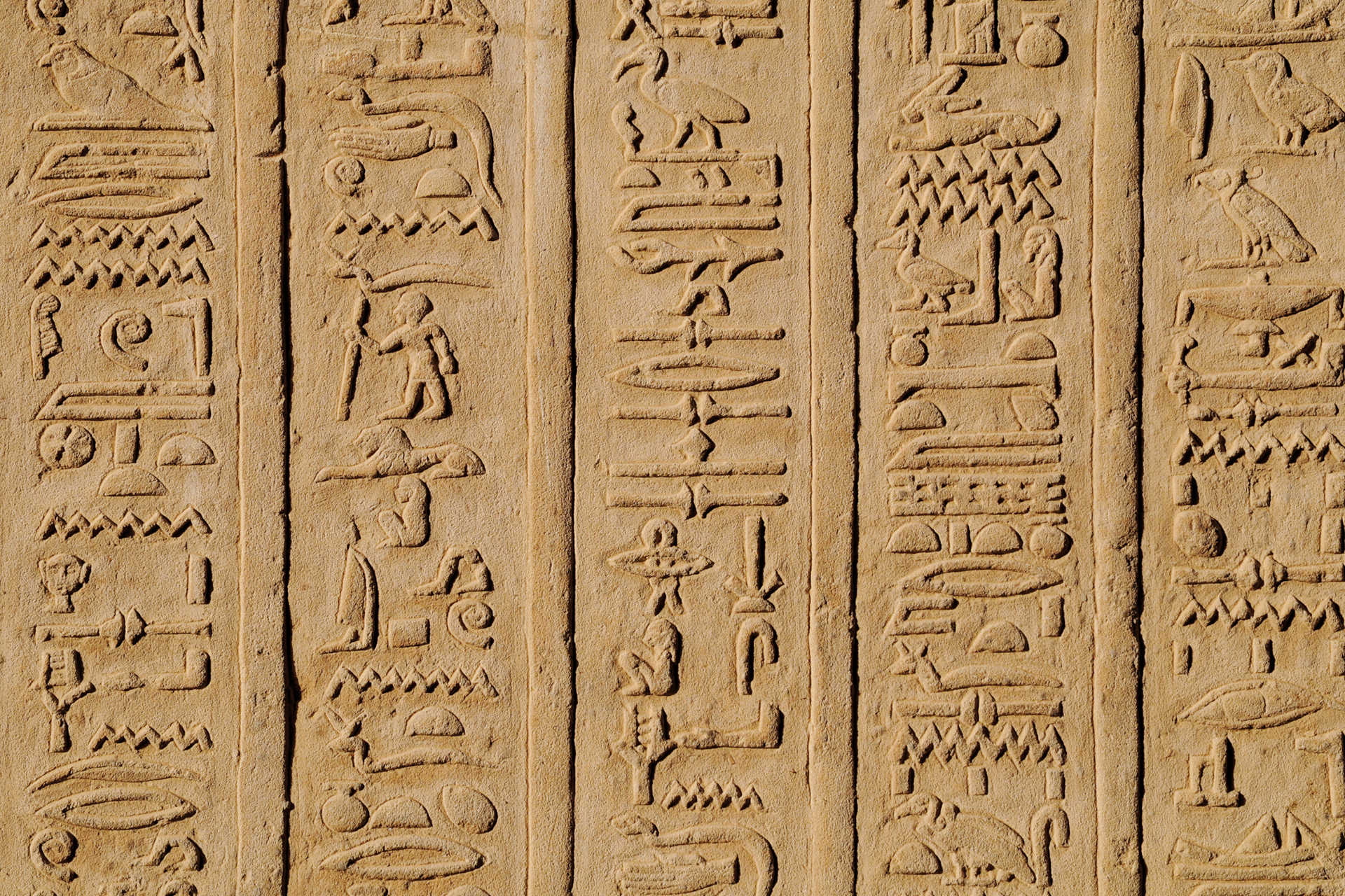 Wandrelief mit altägyptischen Hieroglyphen in vertikaler Anordnung