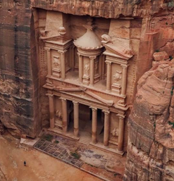 Monumentale antike Fassade des Schatzhauses in rotem Sandsteinfelsen