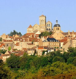 Hügelstadt mit romanischer Kirche und roten Ziegeldächern