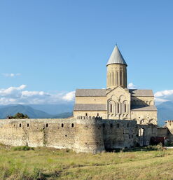 Mittelalterliches Kloster mit Festungsmauer und hohem Kirchturm