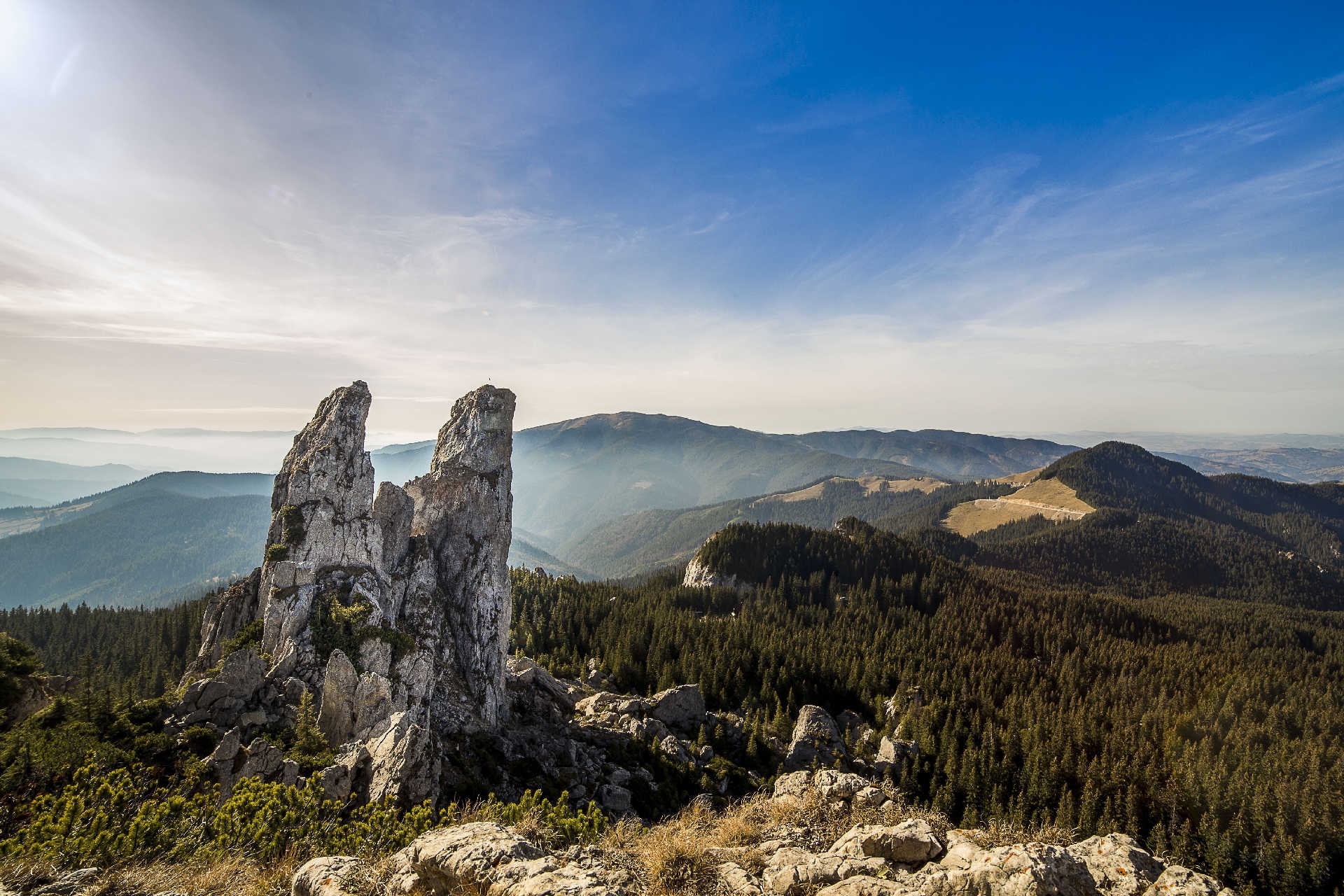 Felsformation Toaca Peak im Ceahlău-Gebirge mit Blick über bewaldete Karpaten