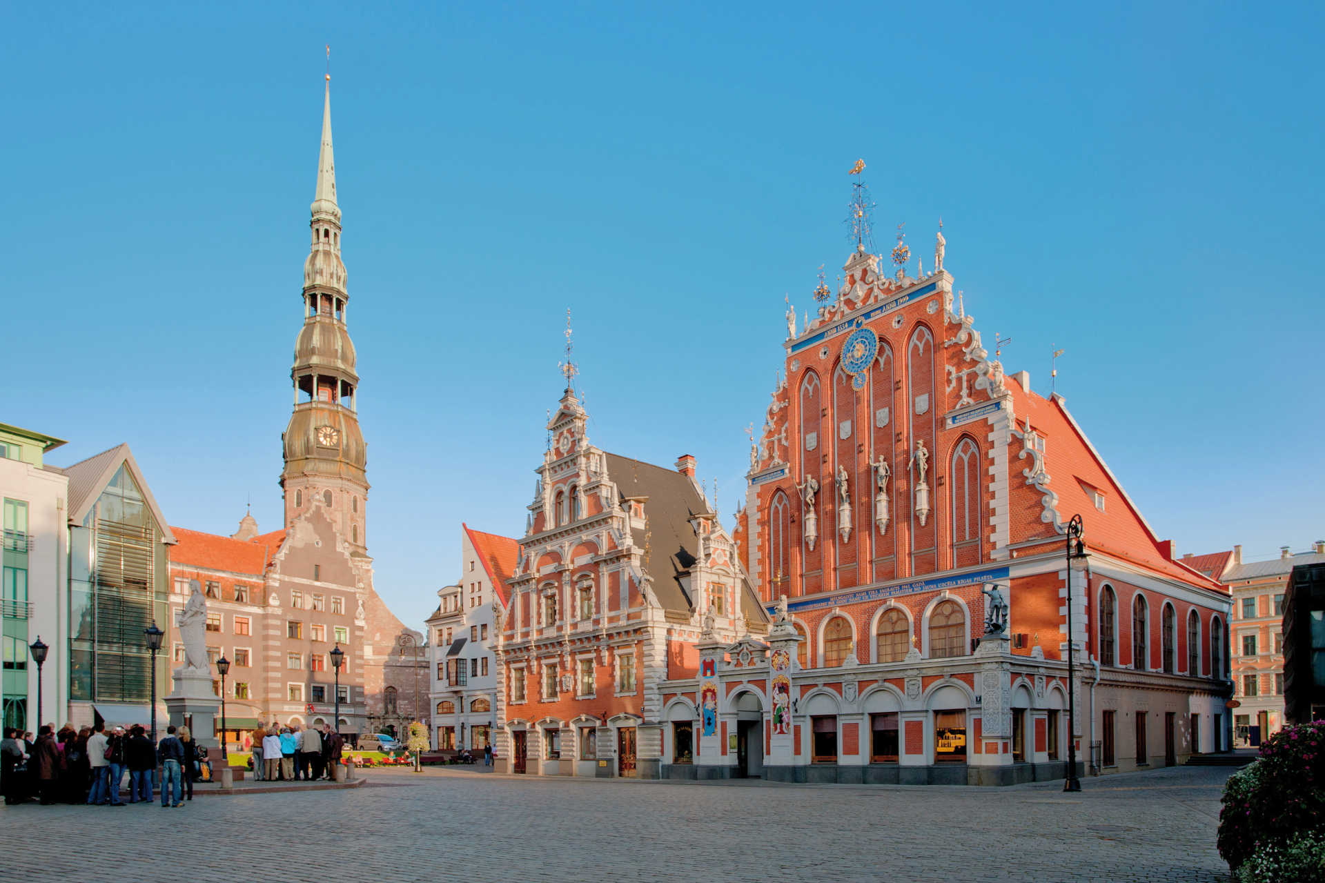 Rathausplatz mit Schwarzhäupterhaus und Petrikirche in der lettischen Hauptstadt Riga