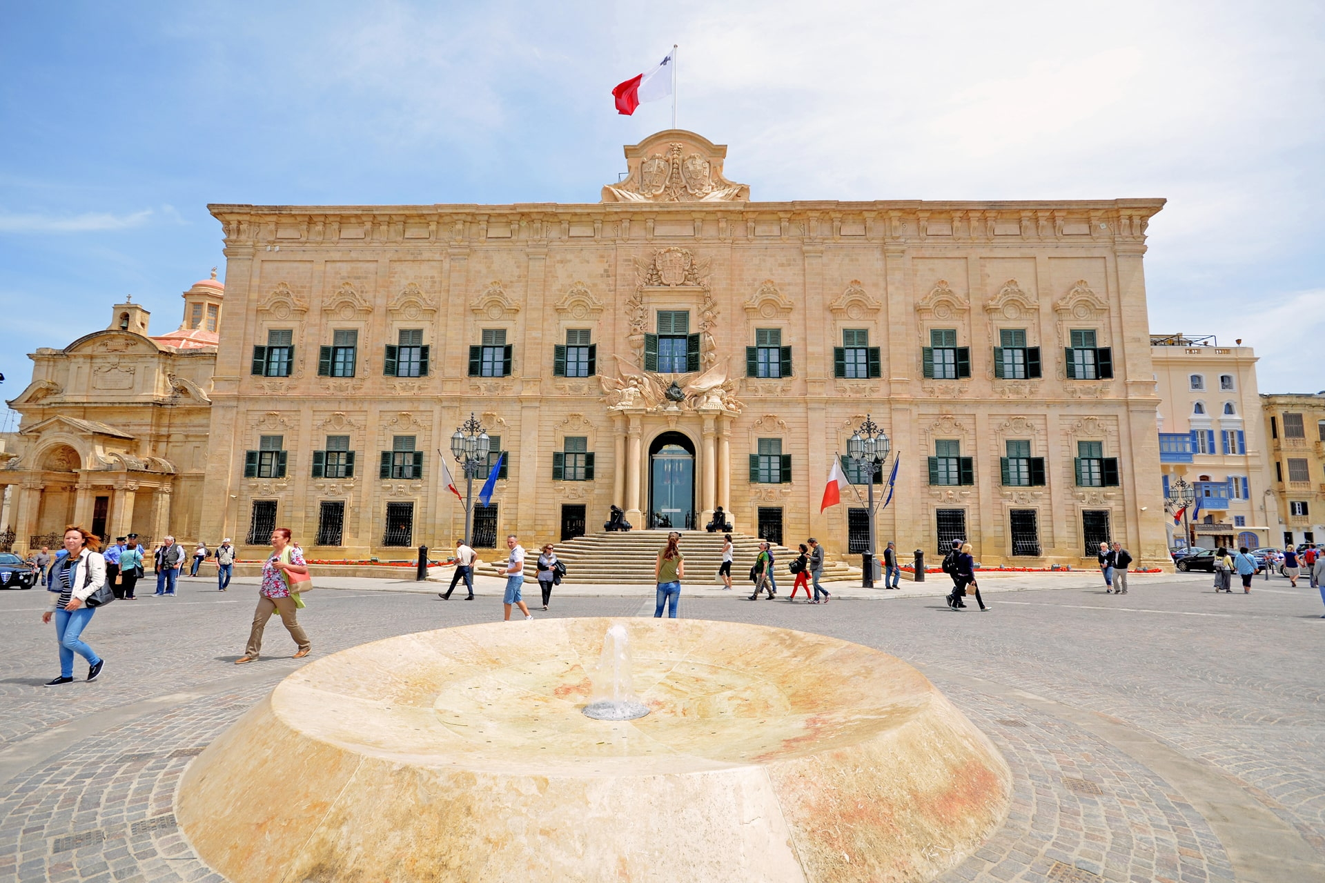 Fassade des historischen Großmeisterpalastes am St. George’s Square in Valletta, heute Sitz des Präsidenten von Malta
