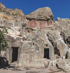 Felsenkirche des Klosters Geghard mit Kreuzsteinen in den Fels gemeißelt