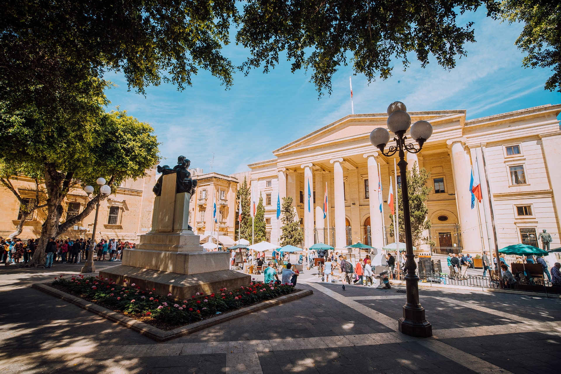 Fußgängerzone mit Statue und Caféterrassen vor dem klassizistischen Manoel-Theater in Valletta auf Malta