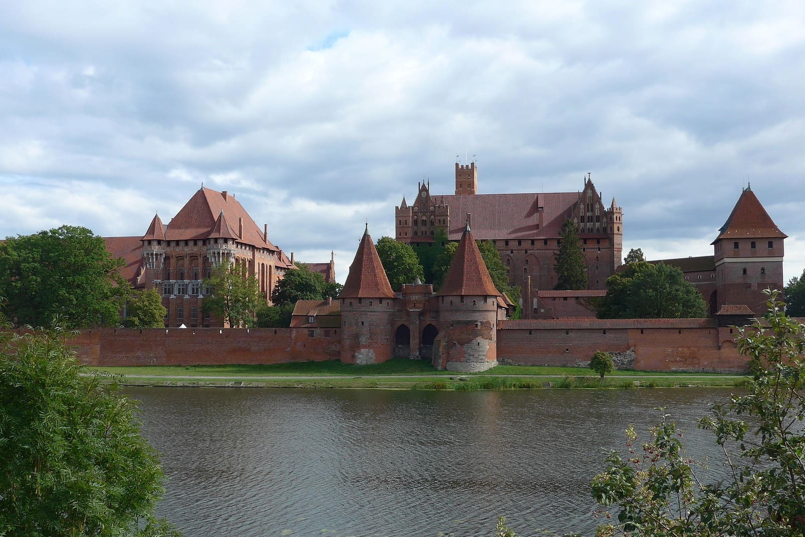 Mittelalterliche Backsteinfestung mit Türmen und Mauern am Fluss Nogat in Polen