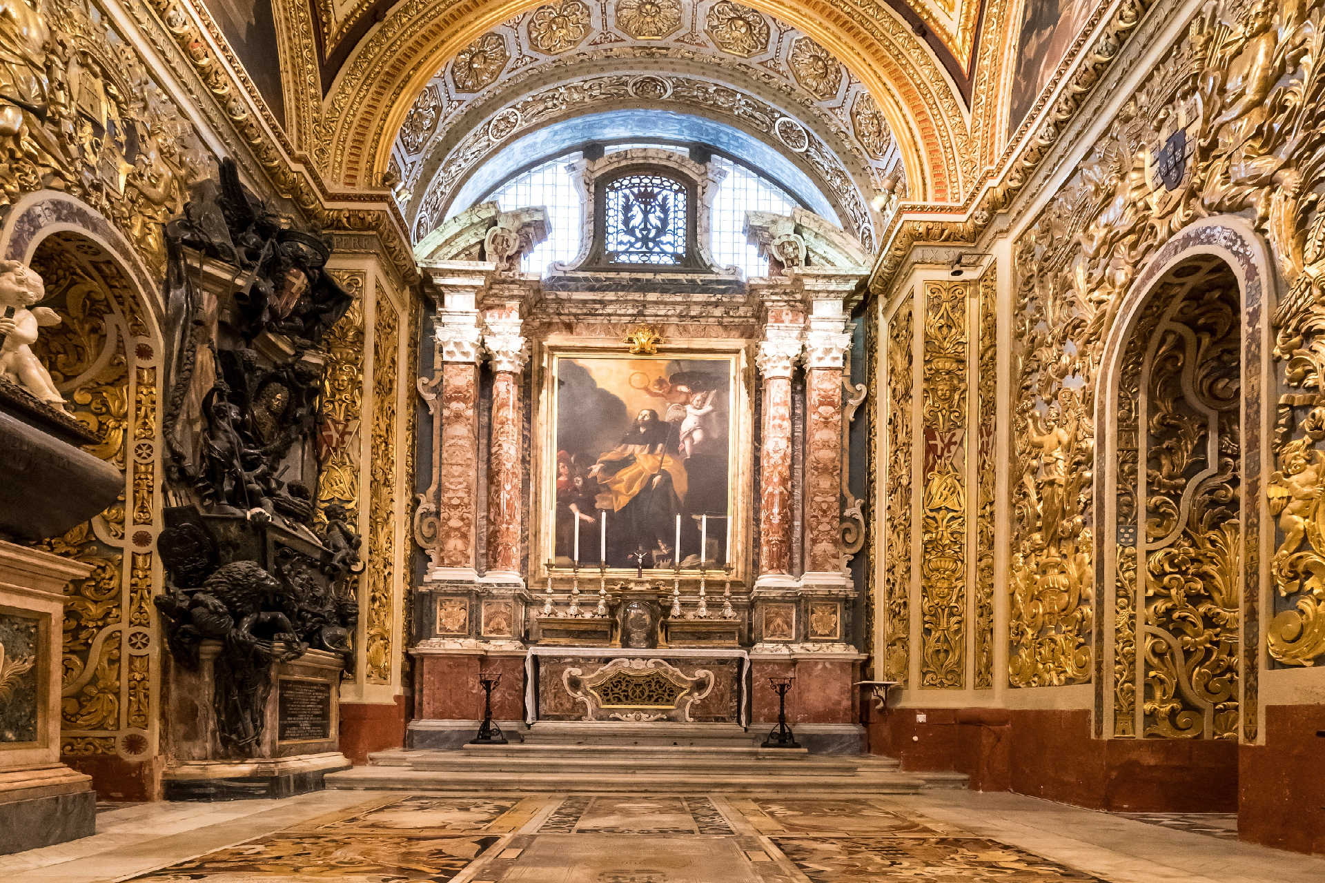 Prunkvoll vergoldetes Kircheninnere der St. John’s Co-Kathedrale