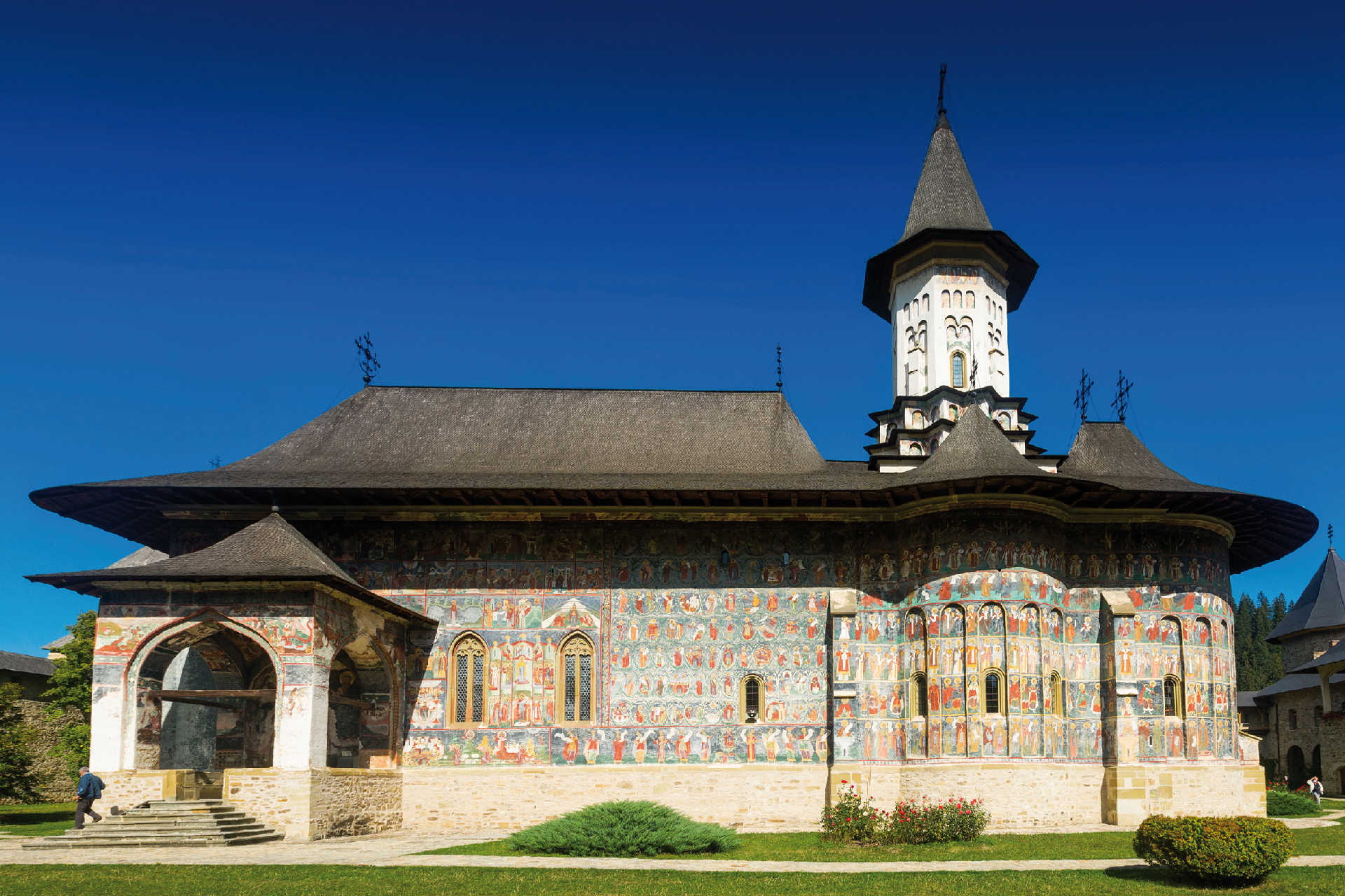 Außenansicht des Klosters Voroneț mit farbenfrohen Fresken an der Fassade